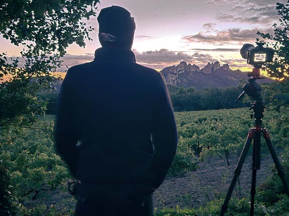 Un participant prépare une photographie au crépuscule